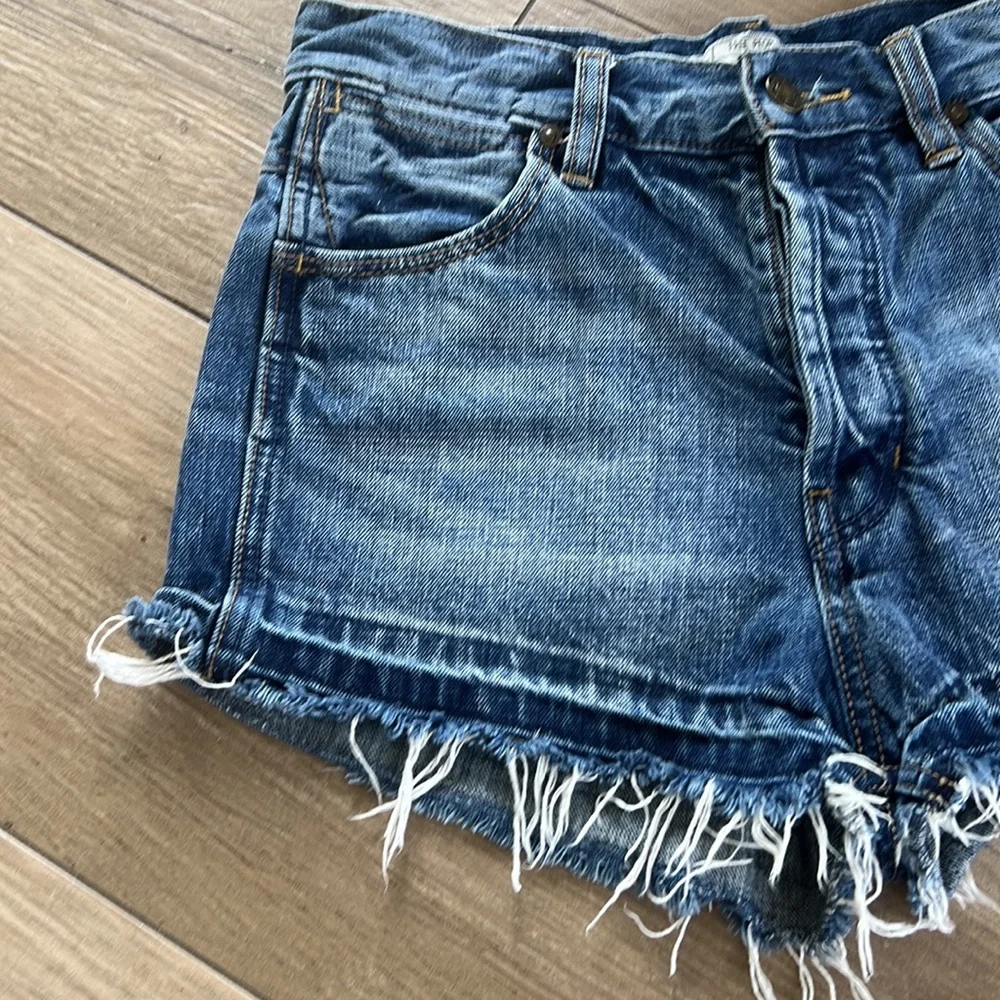 FREE PEOPLE Button Fly Distressed Raw Hem Denim Jean Cut Off Shorts 26